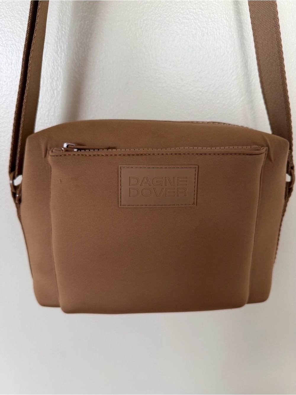 DAGNE DOVER MICAH NEOPRENE CROSSBODY in Camel